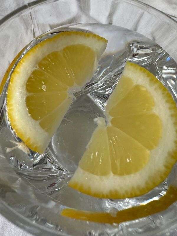 Bicchiere d'acqua su una superficie chiara